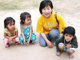 写真: 2008年カンボジアの託児所の子どもたちと